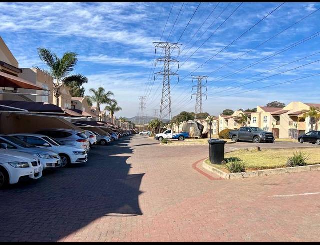 2 BEDROOM TOWNHOUSE FOR SALE IN MEREDALE